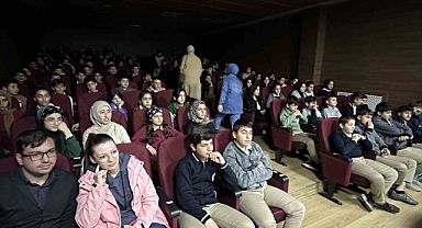Hakkari'de "Geleceğin Teknoloji Yıldızları Yetişiyor" programı tiyatroyla tanıtıldı