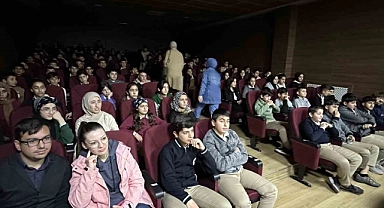 Hakkari'de "Geleceğin Teknoloji Yıldızları Yetişiyor" programı tiyatroyla tanıtıldı