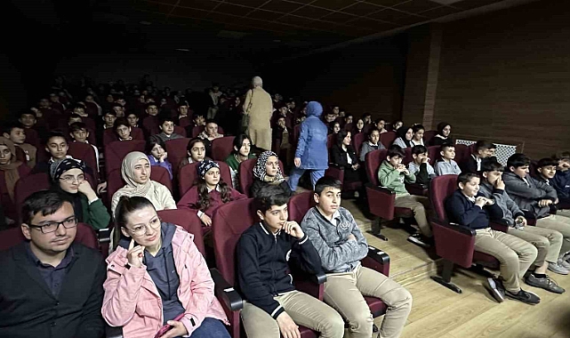 Hakkari'de "Geleceğin Teknoloji Yıldızları Yetişiyor" programı tiyatroyla tanıtıldı
