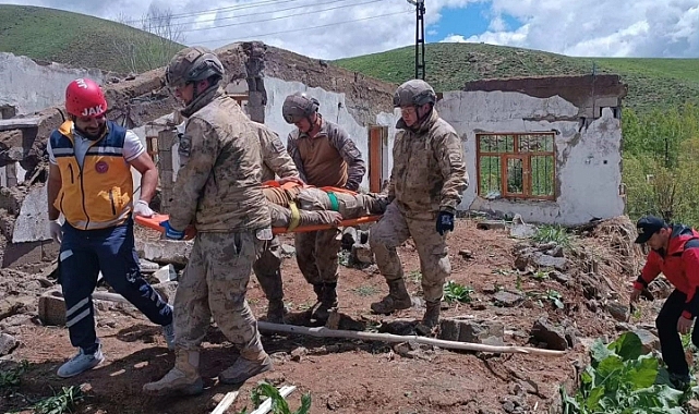 Hakkari'de Jandarmadan uygulamalı deprem eğitimi