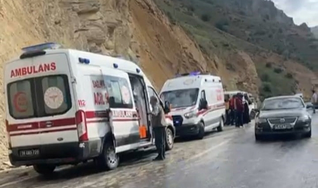 Hakkari'de minibüs takla attı: 6 yaralı
