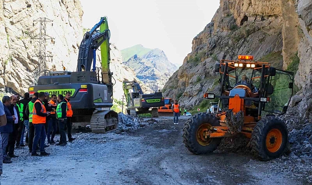 Hakkari Valisi Ali Çelik, Çukurca yolundaki çalışmaları yerinde inceledi