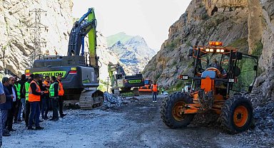 Hakkari Valisi Ali Çelik, Çukurca yolundaki çalışmaları yerinde inceledi