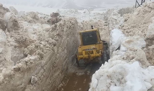 Hakkari'de mayıs ayında 5 metreyi bulan karda yol açma çalışması sürüyor