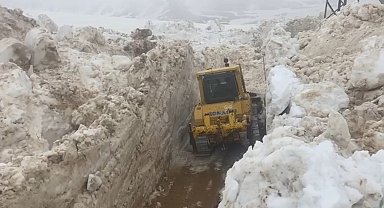 Hakkari'de mayıs ayında 5 metreyi bulan karda yol açma çalışması sürüyor