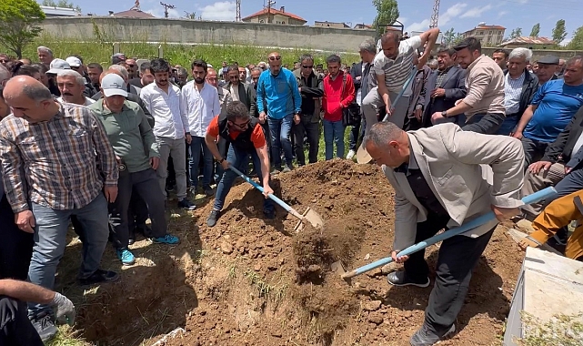 Hakkari'nin Yüksekova ilçesi ilk öğretmenlerinden Fikret Yaşar gözyaşları arasında toprağa verildi