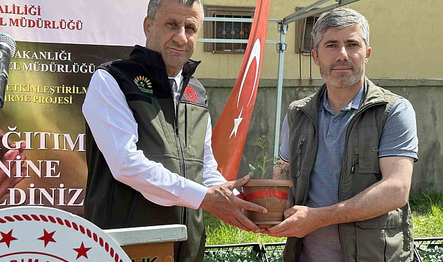 Hakkari'nin Yüksekova ilçesinde 257 çiftçiye 109 bin fide dağıtıldı