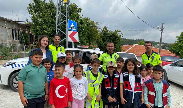 Hatay’da polisten öğrencilere trafik eğitimi