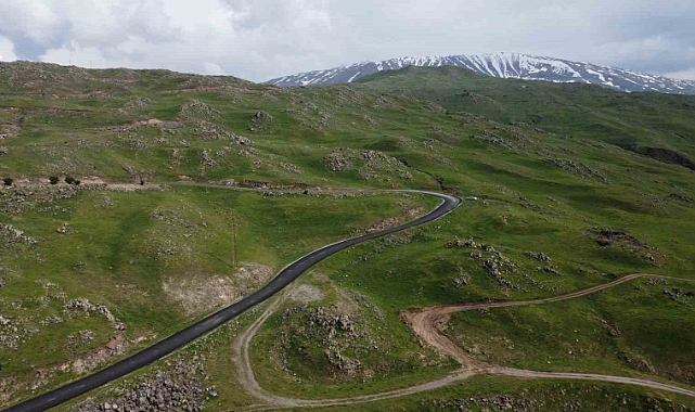 Iğdır'da sıcaklar etkisini gösterdi, dağlar yağmur sonrası yeşile büründü