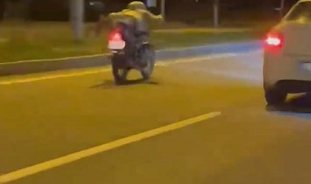 Iğdır'da Motosikletle akrobatik hareketler yapan kişiler, kendilerini takip eden polisleri de çekerek sosyal medyadan paylaştılar