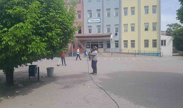 Iğdır'da okul bahçeleri ilaçlanıyor