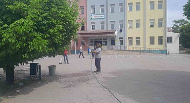 Iğdır'da okul bahçeleri ilaçlanıyor