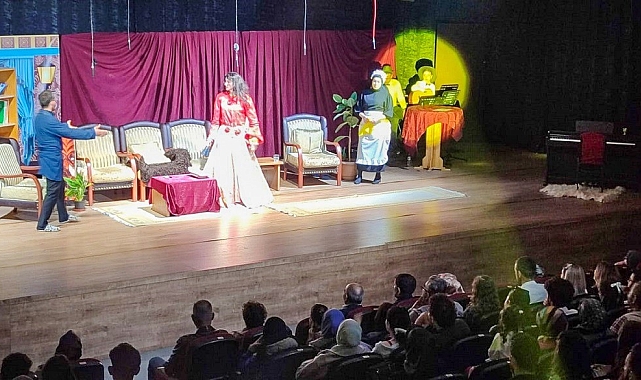 "İhtiyar Kız" oyunu tiyatro severlere eğlenceli saatler yaşattı