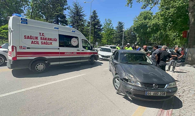 İnönü Caddesindeki Kazada 2 Kişi Yaralandı