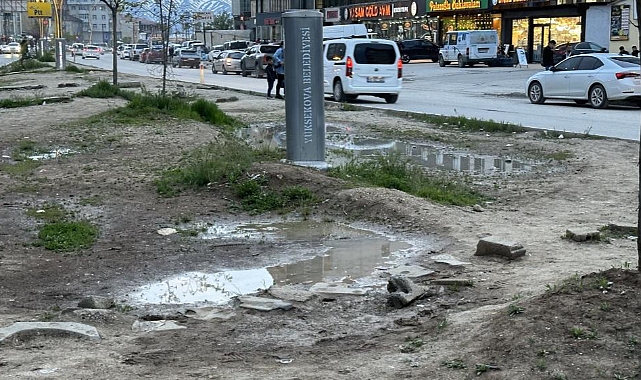 İpekyolu Caddesi’ndeki refüjde peyzaj çalışmalarının bitirilmemesine tepki