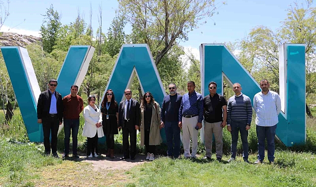 Iraklı turistler Van'da Tarihi Yerleri Ziyaret Ettiler