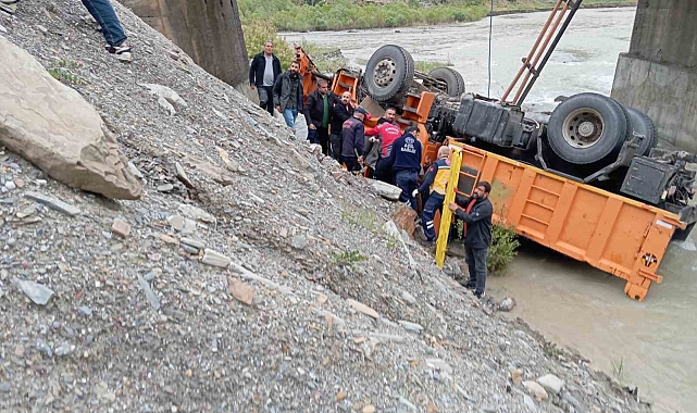 İş Makinesi Zap Suyu'na yuvarlandı: 3 kişi yaralandı