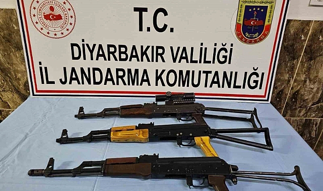 Jandarmanın durdurduğu araçta 3 adet AK-47 ele geçirildi