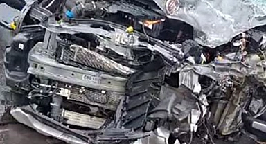 Kafa kafaya çarpışan iki araç hurdaya döndü: 2 yaralı