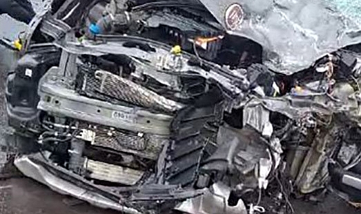 Kafa kafaya çarpışan iki araç hurdaya döndü: 2 yaralı
