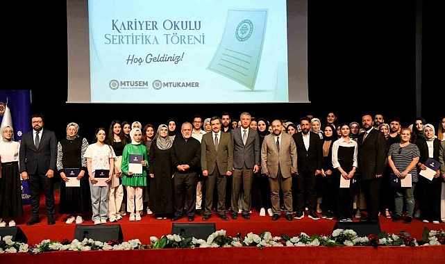 Kariyer Okulunu tamamlayanlar belgelerini aldı