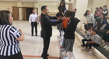 Kars Digor'da bilek güreşi şampiyonları madalyalarını aldı