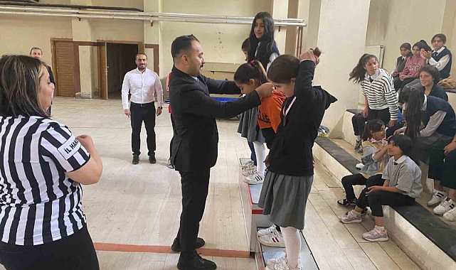 Kars Digor'da bilek güreşi şampiyonları madalyalarını aldı