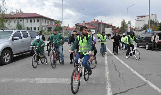 Kars'ta Sağlığın keyfini birlikte sürelim sloganıyla bisiklet turu düzenlendi