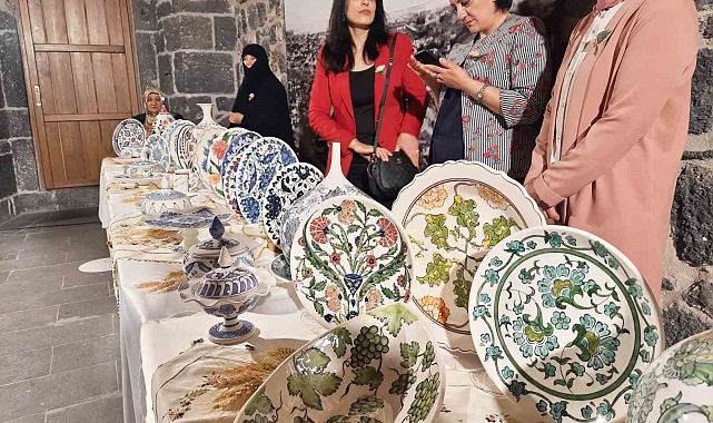 Kars'ta çini sergisi göz kamaştırdı