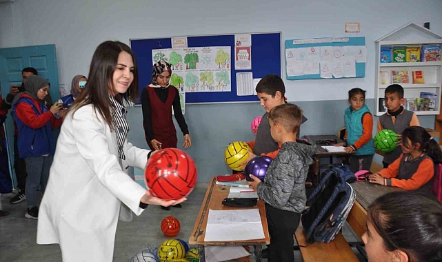 Kars'ta hayırsever iş kadınından öğrencilere destek