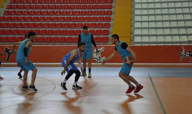 Kars'ta İller Arası Basketbol Turnuvası nefesleri kesiyor