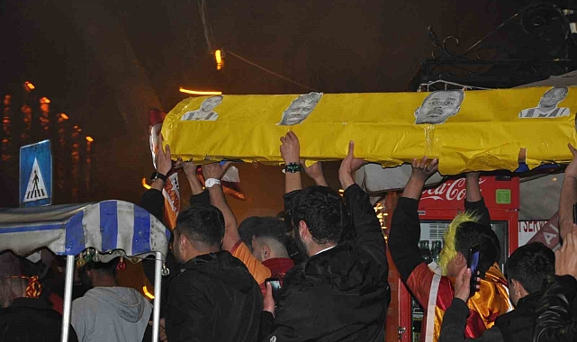 Kars'ta sokaklar sarı-kırmızı oldu
