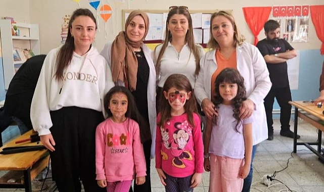 Kuaför Kursu Kursiyerlerinden Köy Okulu Kız Öğrencilerine Saç Kesim Programı