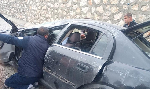 Malatya'da trafik kazası; kontrolden çıkan araç istinat duvarına çarptı: 4 yaralı