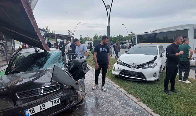 Malatya'da kontrolden çıkan kamyon ortalığı savaş alanına çevirdi