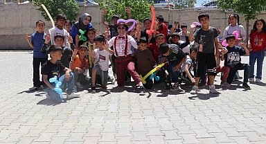 Malatya'da okul okul gezip öğrencileri eğlendiriyorlar