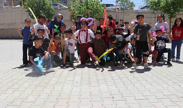 Malatya'da okul okul gezip öğrencileri eğlendiriyorlar