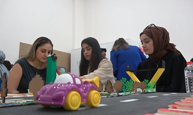 Matematik öğretmenliği adayları ahşap materyallerle fark oluşturuyor