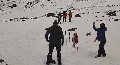 (Videolu Haber) Mayıs ayında Ağrı Dağı'na çıkan turistler, kar topu oynadı
