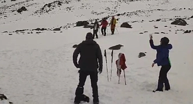 (Videolu Haber) Mayıs ayında Ağrı Dağı'na çıkan turistler, kar topu oynadı