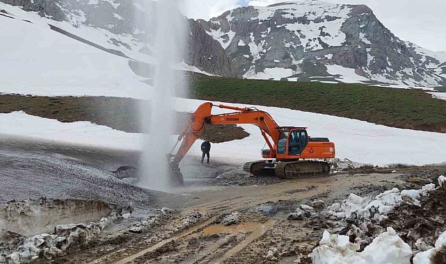 Mayıs ayında karlı yolları aşarak su arızasına müdahale ettiler