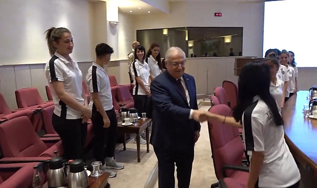 Millî Savunma Bakanı Yaşar Güler, Yüksekova Belediyespor kadın takımını ağırladı