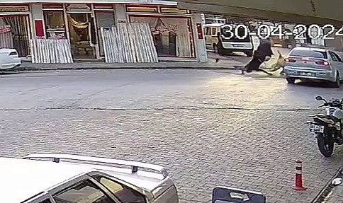 Motosiklet ile otomobilin çarpışma anı kameralara yansıdı