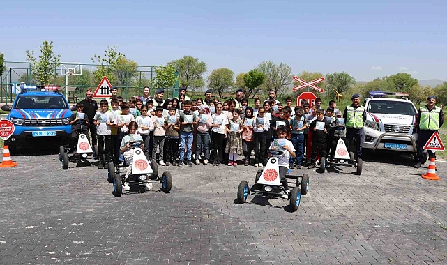 Muş'ta çocuklara trafik eğitimi verildi