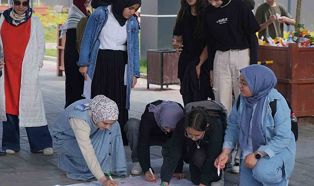 Muş'ta Filistin için bir araya gelen kadınlar ve çocuklar duygularını beyaz çarşaflara yazdı
