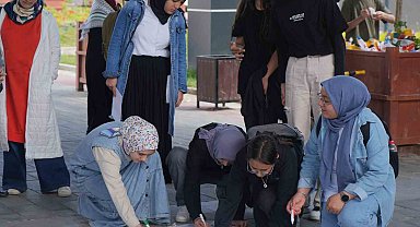 Muş'ta Filistin için bir araya gelen kadınlar ve çocuklar duygularını beyaz çarşaflara yazdı