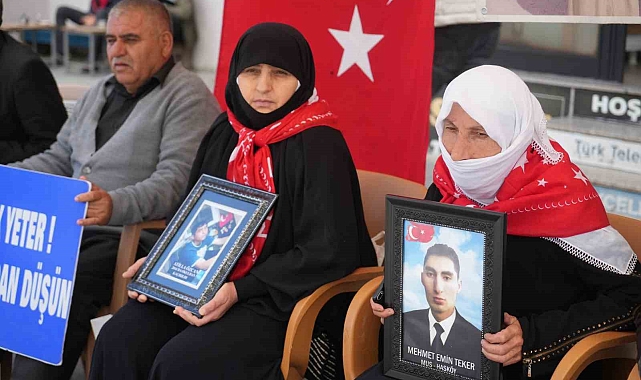Muş'ta PKK tarafından kaçırılan çocukların aileleri oturma eylemine devam ediyor