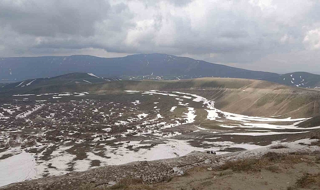 Nemrut Krater Gölü'nde iki mevsim bir arada yaşanıyor