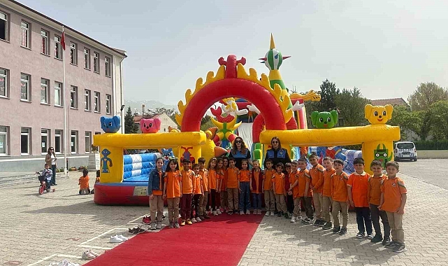 Okul bahçelerine kurulan balon park ile öğrenciler neşeleniyor