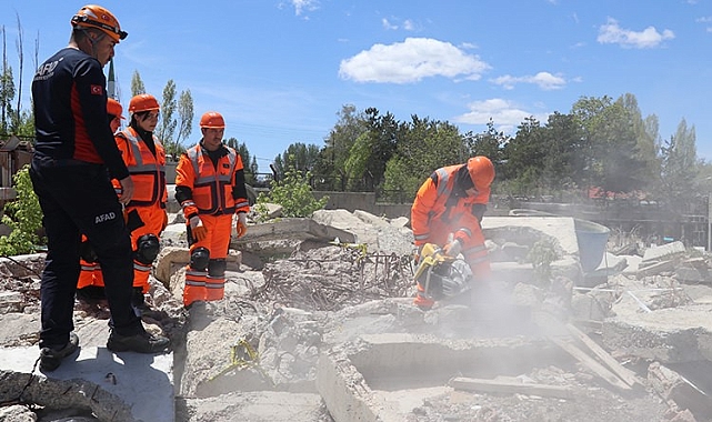 Olası deprem için yerinde eğitim aldılar